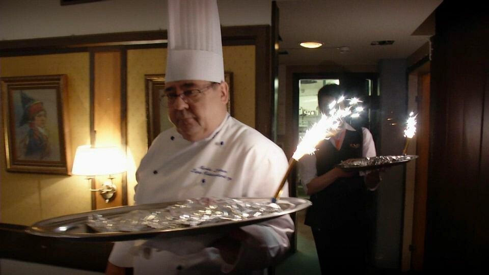 Chef Markku Lehtinen brings “an Arctic rocket trout” to the table in Hotel Ivalo. Photo: Yle