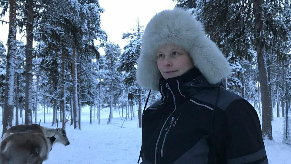 Pilvi Aikio did not hesitate to let her son Hánno move to Helsinki to study. The family knows many people there that can help the son. Nevertheless, she would like Hánno to work with reindeer later. Photo: Ritva Torikka / Yle Sápmi