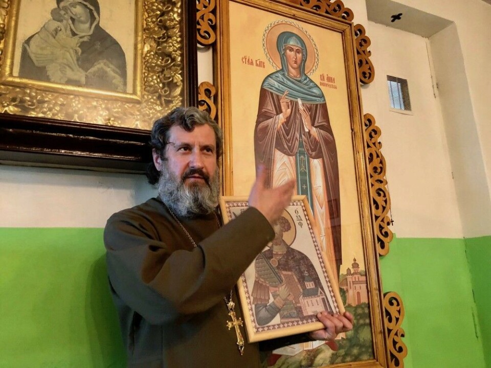 Father Aleksandr in Zapolyarny points to the icon of Anna of Novgorod as an historical explanation why women must cover their legs. Photo: Birgitte Wisur Olsen