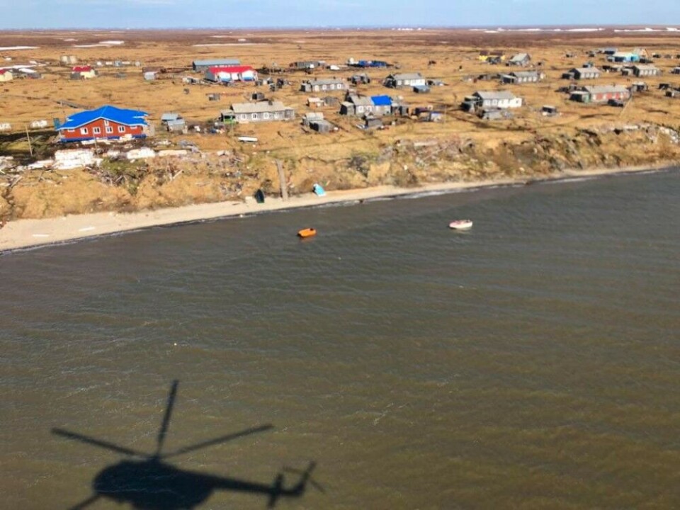 Helicopter brings goods from teh “Mikhail Somov” to village of Bagrino. Photo: sevmeteo.ru