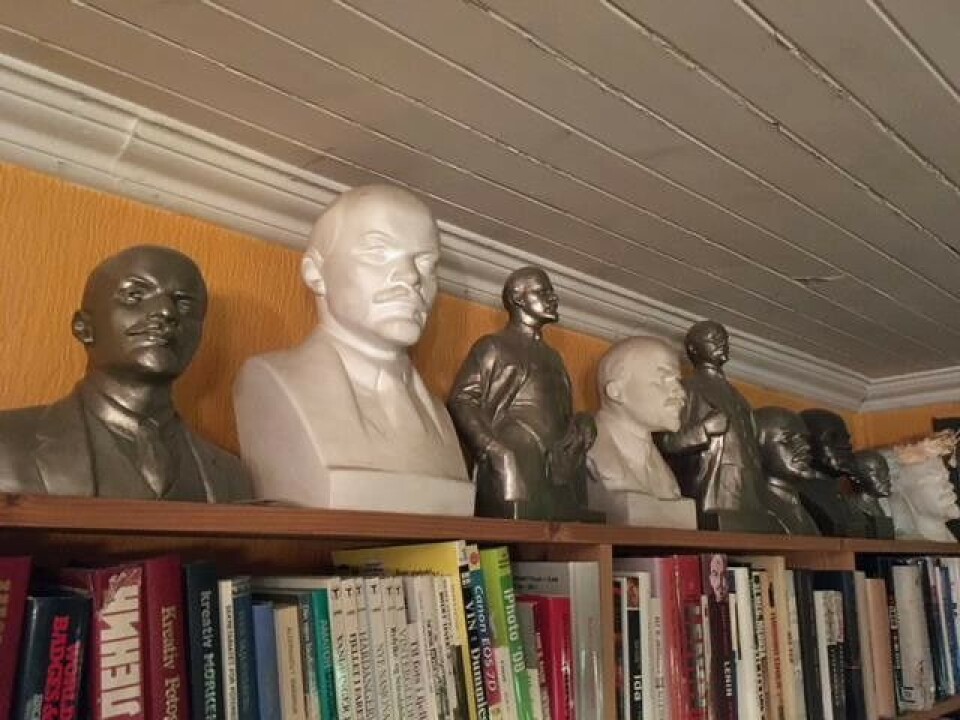 Lenin(s) on the bookshelf in Nesseby, Norway. Photo: Thorbjørn Bjørkli
