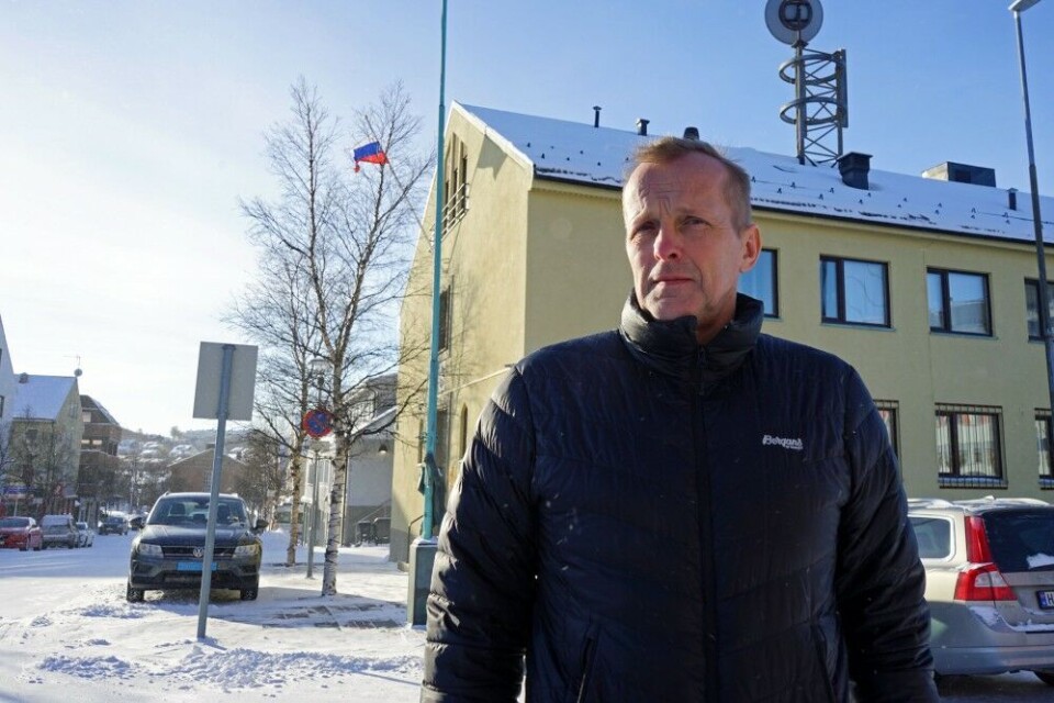 Brede Sæther in front of the Russian Consulate General in Kirkenes. Photo: Thomas Nilsen