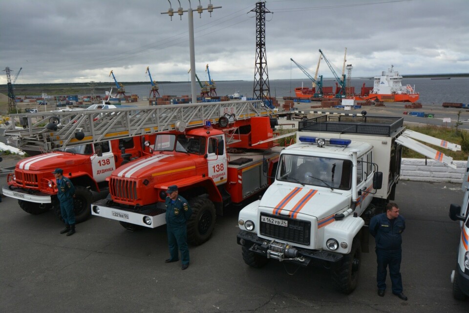 Yevgeny Zinichev on Tuesday visited the Emercom emergency Service in Dudinka. Photo: Thomas Nilsen