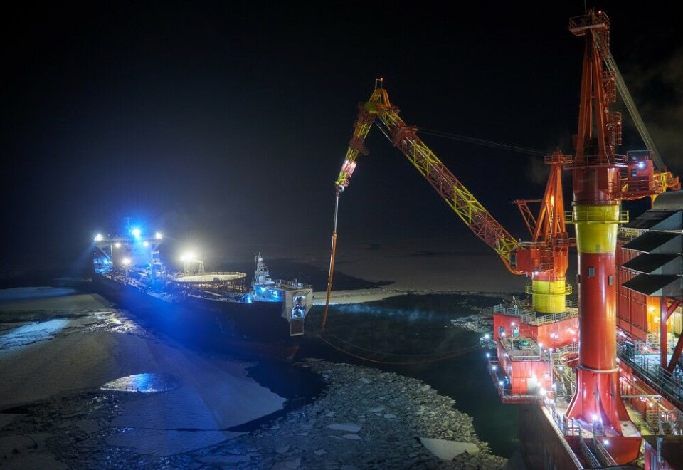 Loading of oil at the Prirazlomnaya platform. Photo: ПРЕСС-ЦЕНТР / Gazprom Neft