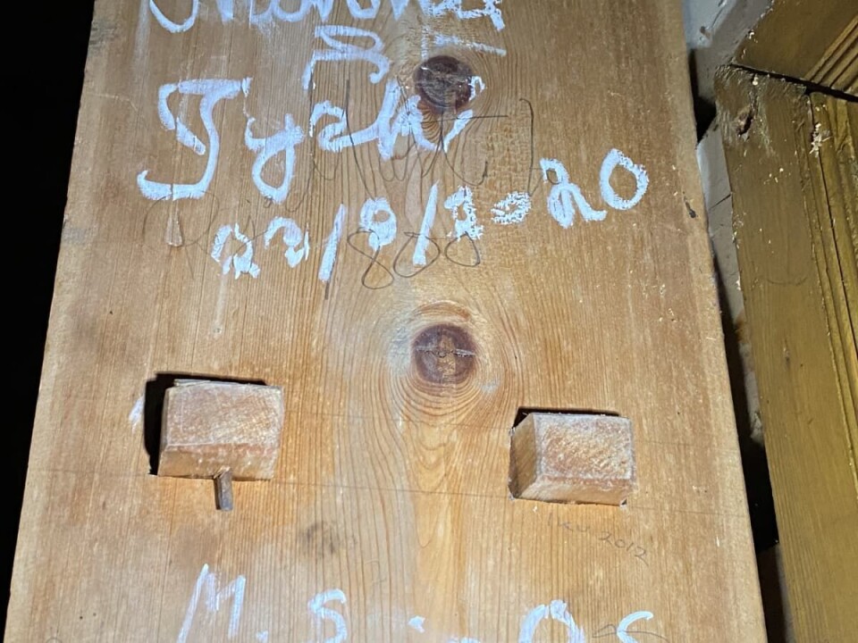 Судя по цифрам, надписи в ризнице церкви в Пиелпаярви сделаны совсем недавно. Фото: Аннели Лаппалайнен / YleПо словам исполняющей обязанности директора Саамского музея «Сиида» Эйи Ойянлатва, чтобы защитить церковь, ее, возможно, придется закрыть для посетителей. Фото: Аннели Лаппалайнен / YleЗаброшенная церковь в Пиелпаярви — самая старая сохранившаяся в настолько хорошем состоянии церковь на территории саамского региона. Раньше в районе церкви находился зимний погост саамов Инари. Фото: Аннели Лаппалайнен / Yle