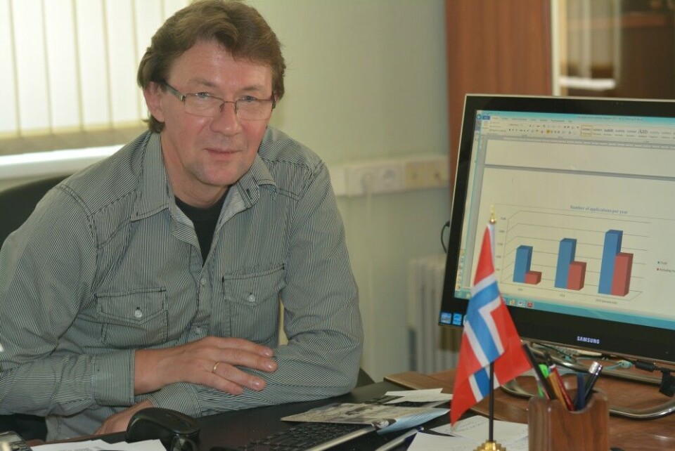 Andrey Shalyov is Norwegian Honorary Concul in Arkhangelsk. The screen on his computer shows the number of visa applications to Norway handled regionally in 2013. Photo: Thomas Nilsen