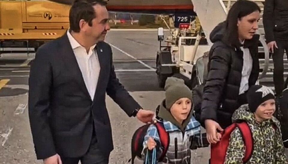 Amid international condemnation, Governor Andrei Chibis greets kids deported from occupied Ukrainian territories. Photo: screenshot from VK video