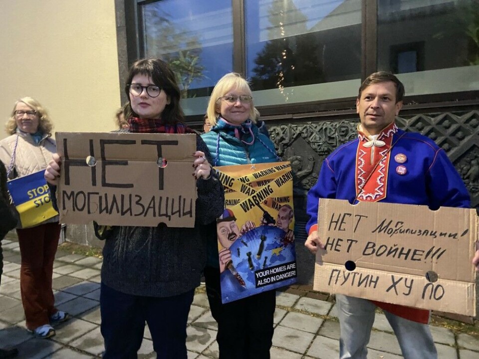 Среди протестующих у российского Генерального консульства в Киркенесе в среду были Полина Воробьева (слева), Наталья Соляник и Андрей Данилов. Фото: Томас Нильсен