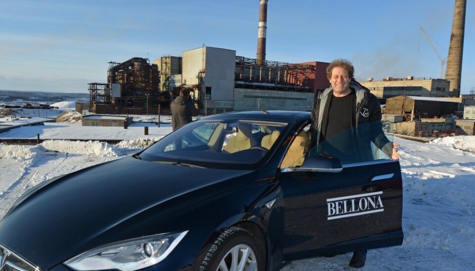 Founder of Bellona, Frederic Hauge, has for decades worked to find solutions to the industrial pollution from the industry in the Russian north. Here with an electric car in front of the smelter in Nikel on the Kola Peninsula. Photo: Thomas Nilsen