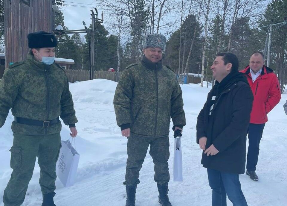 Governor Chibis greets border guards during his visit to village of Rajakoski located on border to Norway and Finland. He wears a sweater with the letter Z. Photo: Chibis on Telegram