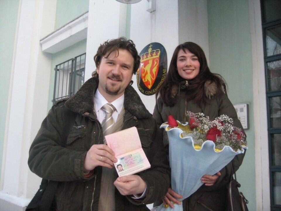Alexei Filin and Maria Goman were the two first Murmanskers to receive a five-year multiple-entry Schengen visa to Norway. Photo: Thomas Nilsen