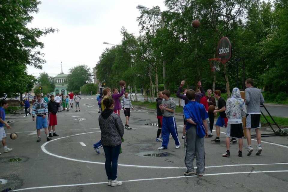 Teenagers playing basket in central Murmansk. Photo: Thomas Nilsen
