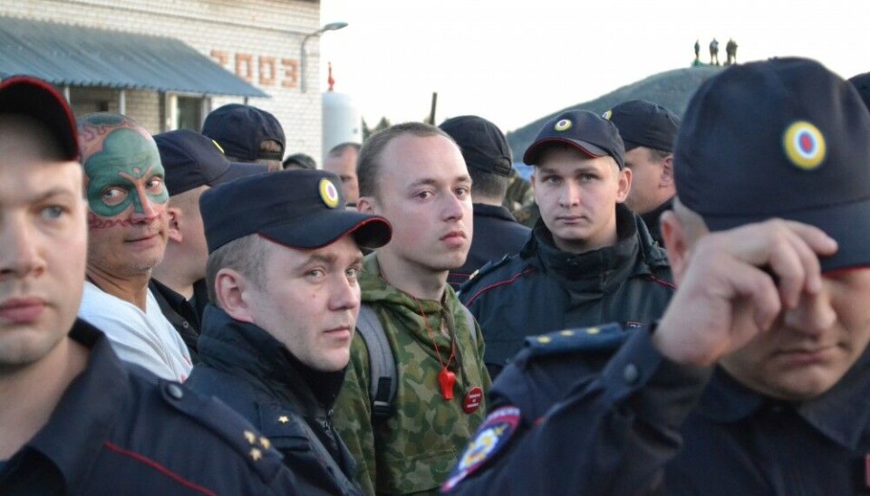 Александр Песков (с красным свистком) был задержан полицией за экоактивизм. Фото: Евгений Серов