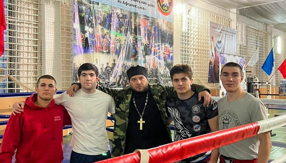 Протоиерей Чериченко служит в Спутнике, на базе 61-й бригады морской пехоты. Фото: собрание Sputnik в ВК
