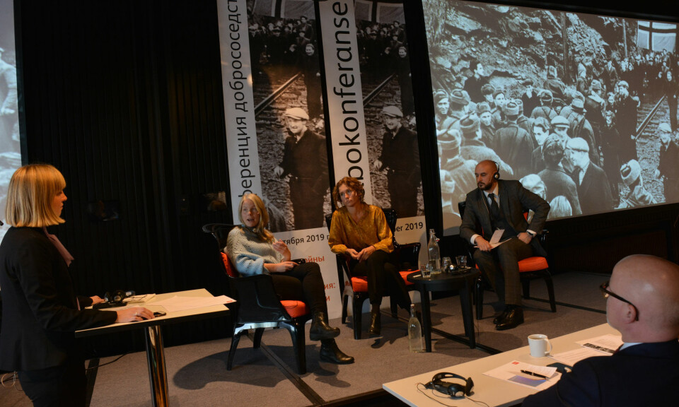 Kirsti Bergstø (left in panel) with Julie Wilhelmsen and Aleksey Belov. State Secretary Audun Halvorsen listening. Photo: Atle Staalesen