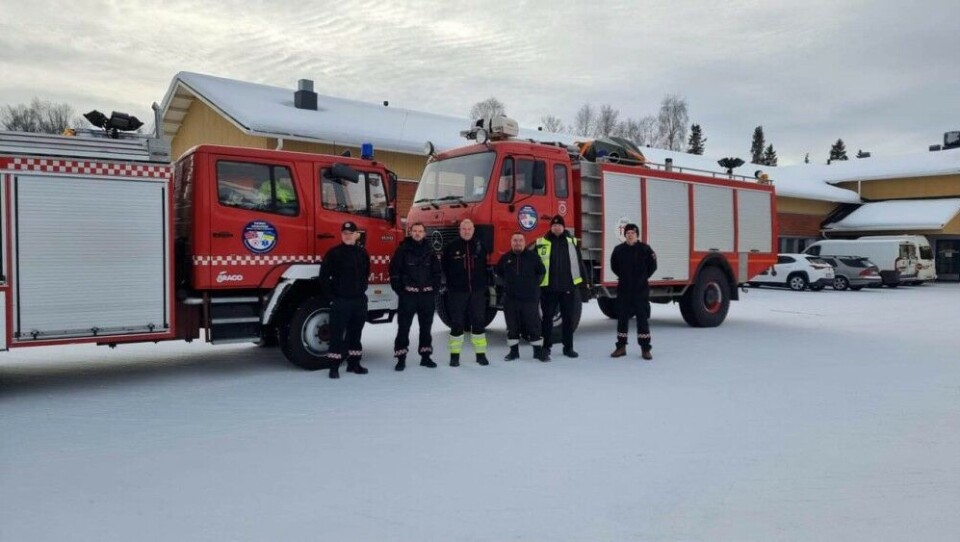 The two fire trucks from Vadsø and Kirkenes made a stop-over at the fire station in Ivalo on Tuesday, northern Finland, before driving further south. Photo from Facebook