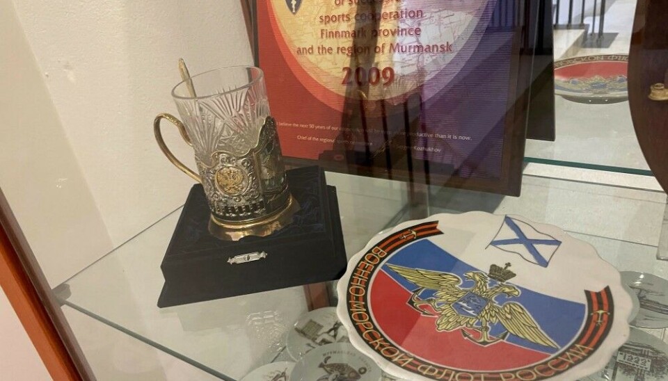 Gifts from partners in Severomorsk on display in the Kirkenes town hall. Photo: Atle Staalesen