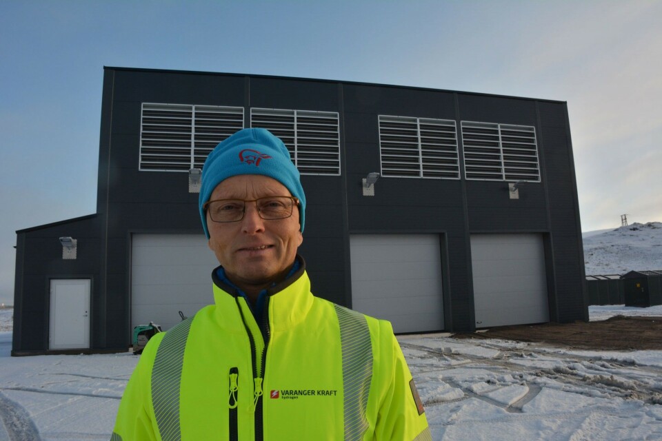Tor Einar Løkke Pedersen in front of the building that will house Varanger Kraft’s hydrogen production. Photo: Atle Staalesen
