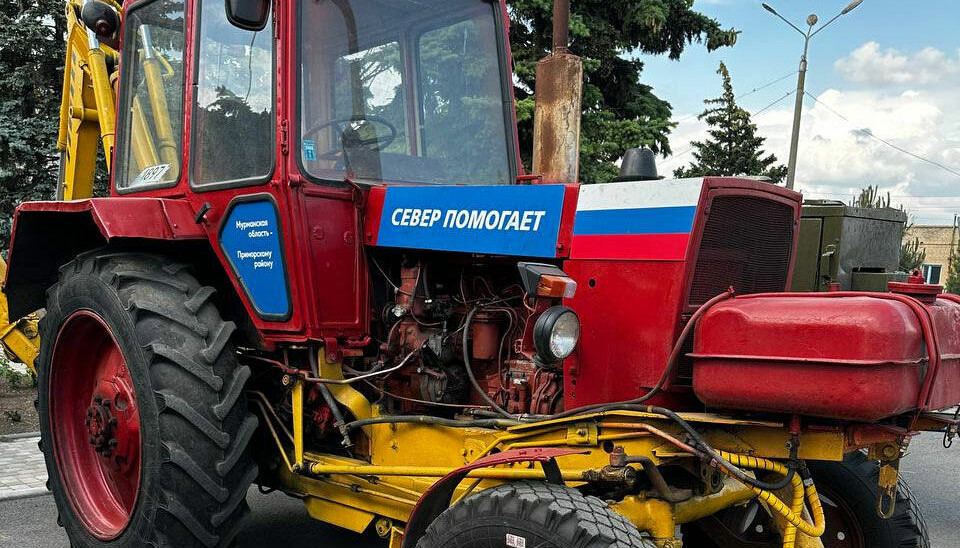 “Sever pomogaet” (Help from the North). A tractor from Andrei Chibis to the occupied town of Primorsk. Photo: Chibis on VK