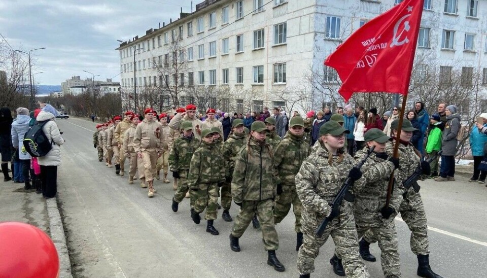 Youth soldiers marching in Nikel. Photo: local VK page 'V Nikele byt, v Nikele Zhit'