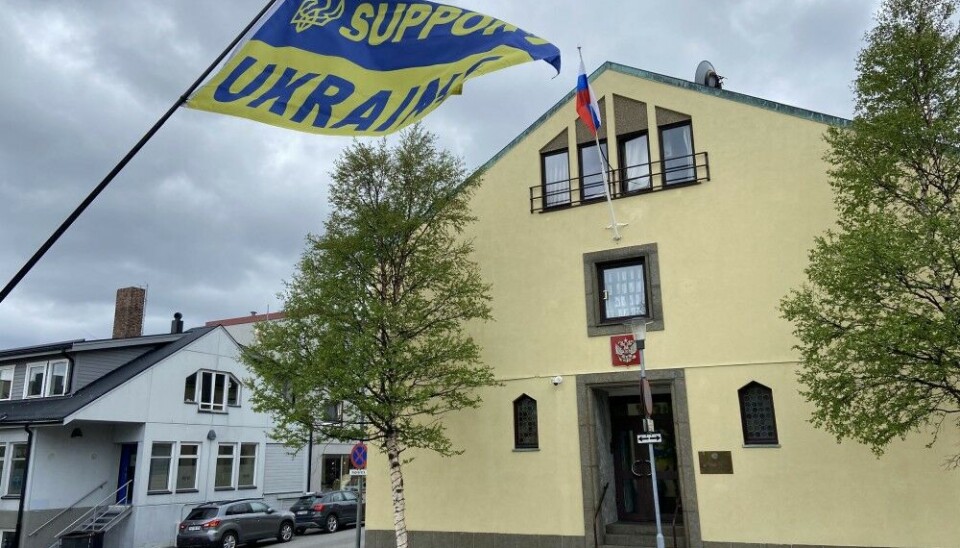 A Ukraine support flag waving across the street from Russia's Consulate General in Kirkenes, northern Norway. Cross-border cooperation has been in a downward spiral since Russia's attack on its southwestern neighbour in 2014. Photo: Thomas Nilsen