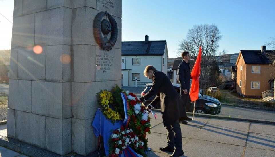 Controversy at the war memorial. Russian General Consul Nikolai Konygin lays down a wreath in the colours of the Russian tricolour on top of the yellow-blue wreath put on site by the Kirkenes town Mayor just minutes earlier. Photo: Georgii Chentemirov