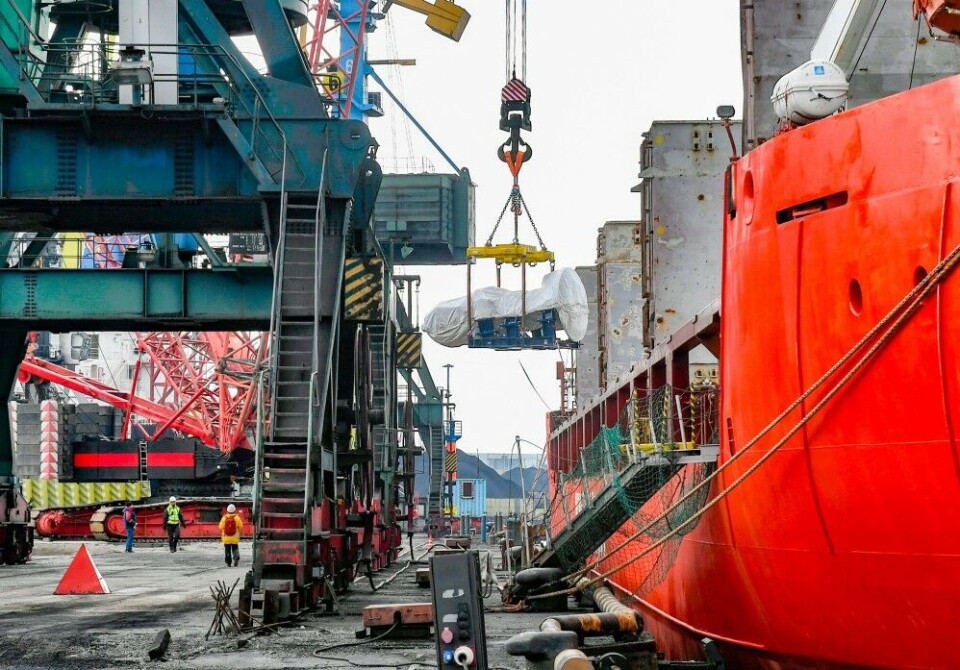 2,800 tons of wind turbine components are unloaded to shore in Murmansk Trade Port. Photo: portmurmansk.ru