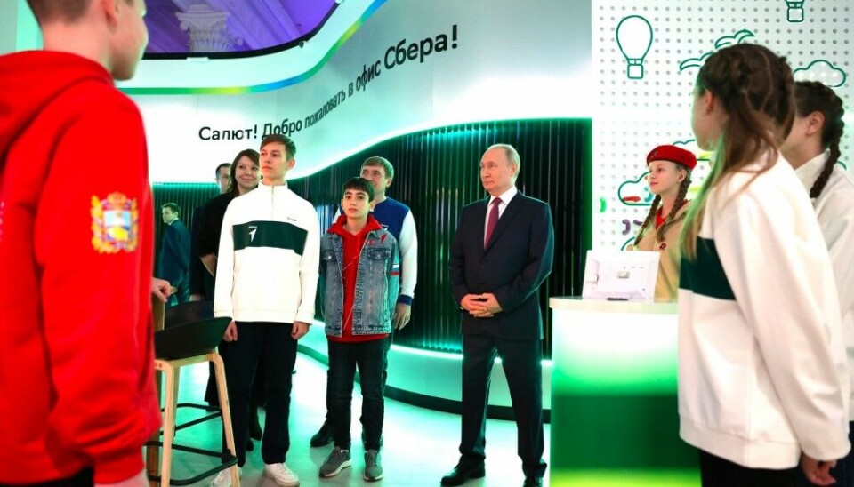 Putin pays a visit to Sberbank's stand in the recent 'Rossiya' exhibition. The state-controlled bank is the biggest Russian holding of the Norwegian Oil Fund. Photo: Kremlin.ru