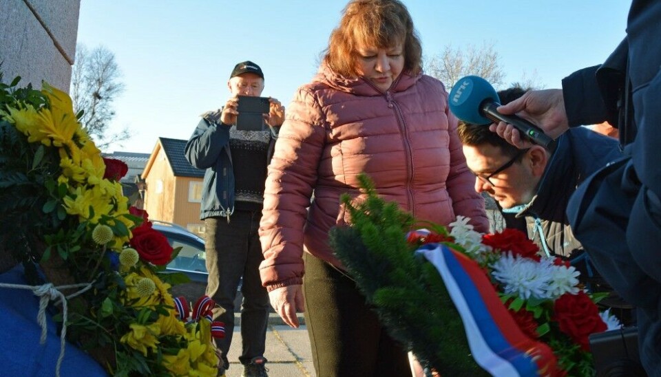 Olga Smirnova, a local Russian in Kirkenes, interferes when Mayor Magnus Mæland corrects the wreaths at the Liberation Monument in Kirkenes. Photo: Georgii Chentemirov