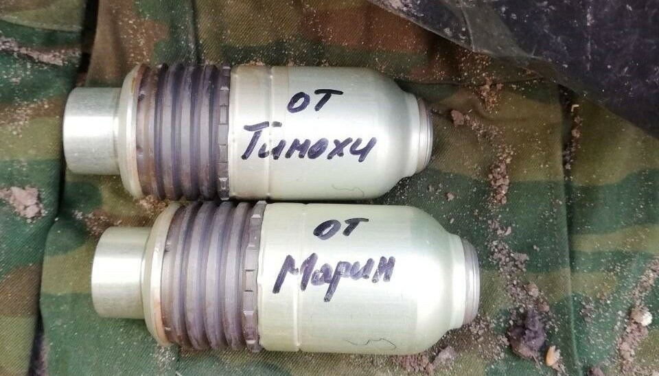 Готовы к стрельбе по украинцам: осколочные боеприпасы ВОГ-25 с подписями от жены и сына Сергея Дроздова. Фото: страница Марии Серебрениковой во «Вконтакте»