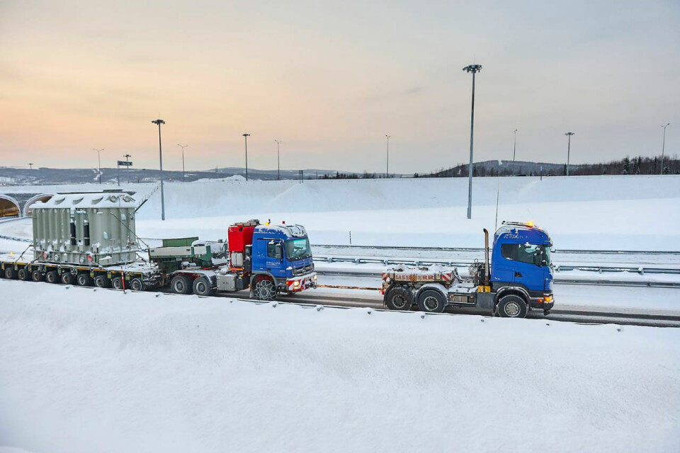 A 122 tonnes heavy transformation on its way to the Kola Wind Farm construction site. Photo: Gov-murman.ru