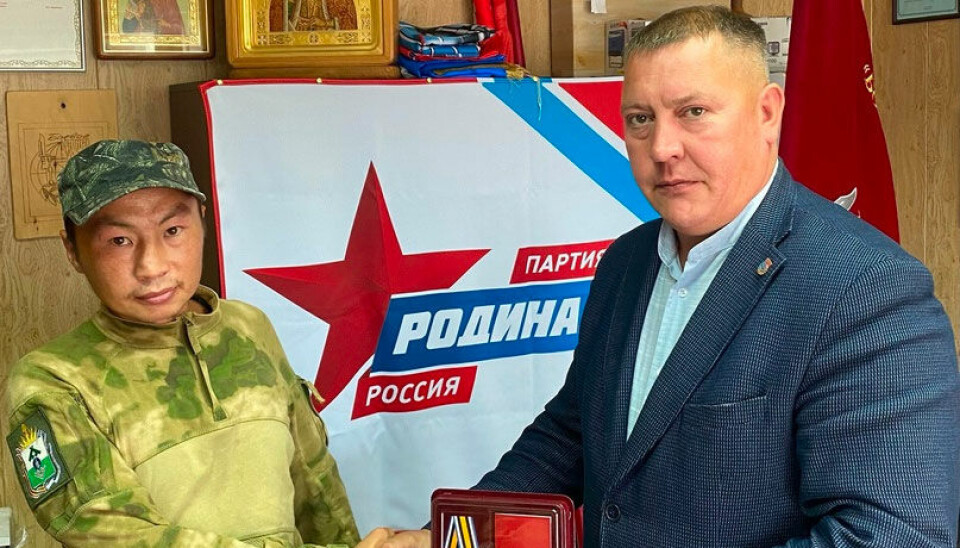 Yevgeny Taleev from Nelmin Nos is awarded medal for service on occupied land. Photo: local Nenets politician Andrei Ruzhnikov on VK