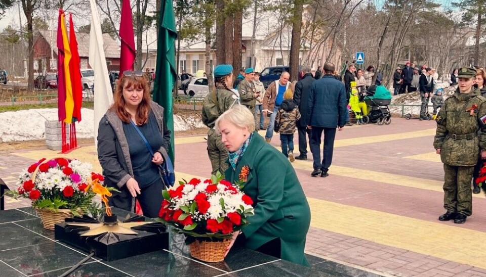 Депутат городского совета Полярных Зорь Мария Серебреникова, представляющая партию «Единая Россия», на праздновании 9 мая. Фото: страница Марии Серебрениковой во «Вконтакте»