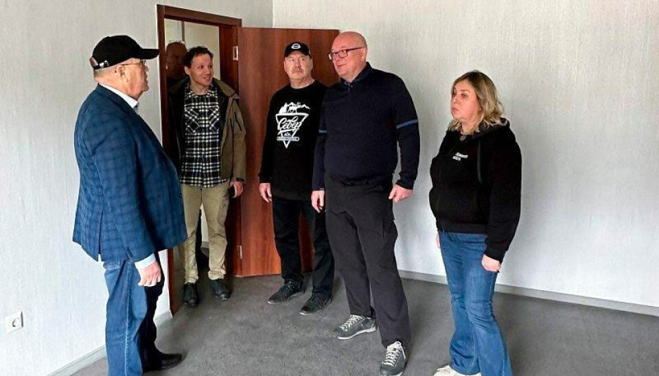 Politicians from Murmansk have a look at a renovated apartment in Primorsk. In the group is also Andrei Malkhasian, town Mayor of Kola. Photo: Primorsk on VK