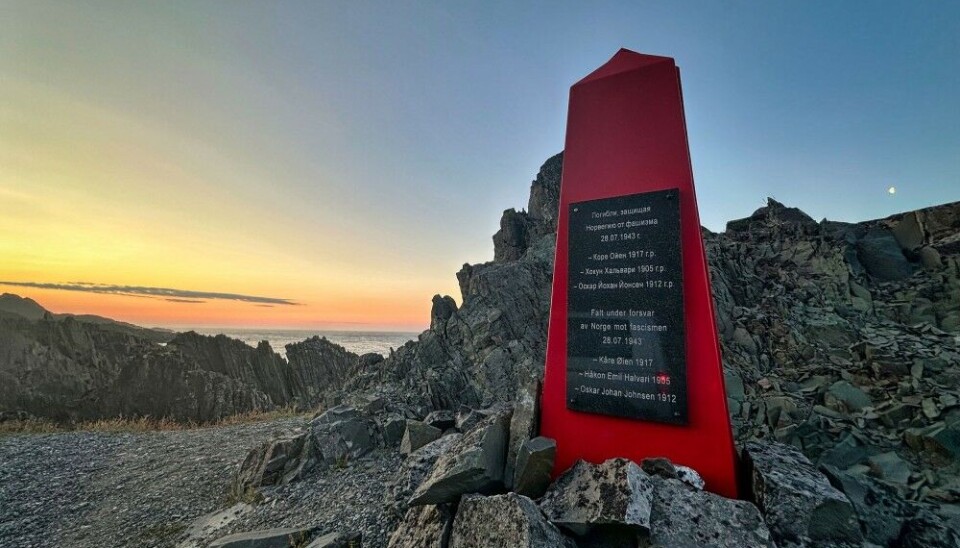 Soviet-red with Norwegian names in Cyrillic letters. Persfjord, on the coast to the Barents Sea. Made in Russia. Photo: Denis Zagore