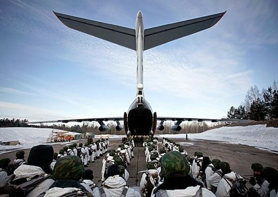 Paratroopers prepairing fro Arctic jump. Photo: Mil.ru