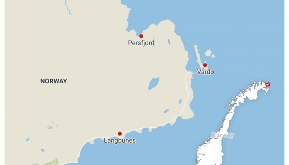 The red-collored memorial cairns are set up by Russia in Persfjord and Langbunes on the Varanger Peninsula. The monument for Soviet pilots is on the mainland across from the island home to Vardø.