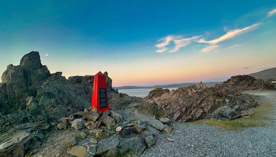 The red cairn in Persfjord were arranged by Russia and came in 2018 with the help of FSB’s veteran organization in Murmansk. Photo: Denis Zagore