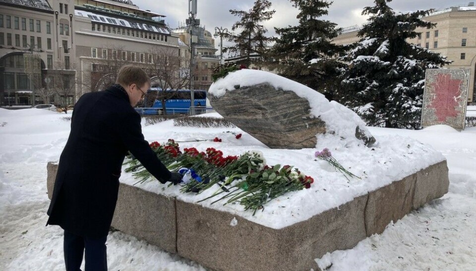 Посол Финляндии в Москве Антти Хелантеря почтил память Алексея Навального, возложив цветы к Соловецкому камню — мемориалу жертвам репрессий, установленному перед зданием ФСБ на Лубянке. Фото: Посольство Финляндии в Москве