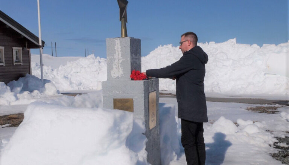 Diplomat Arkadiy Ryabichenko placing flowers at the Russian memorial for Soviet pilots near Vardø. Photo: Russian Consulate General in Kirkenes