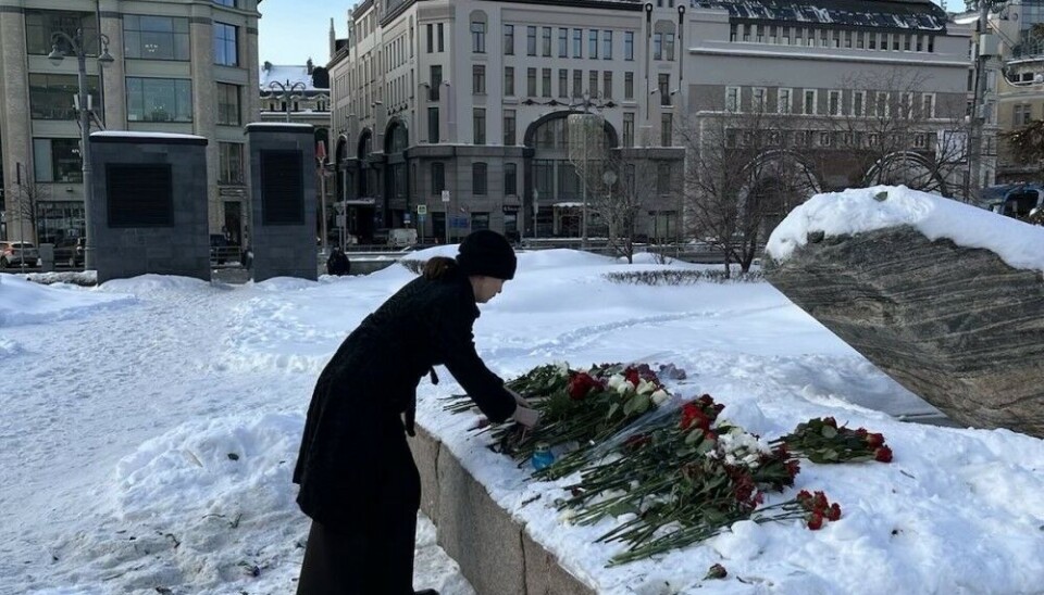 Представитель норвежского посольства возлагает цветы к Соловецкому камню в память об Алексее Навальном. Фото: Посольство Норвегии в Москве