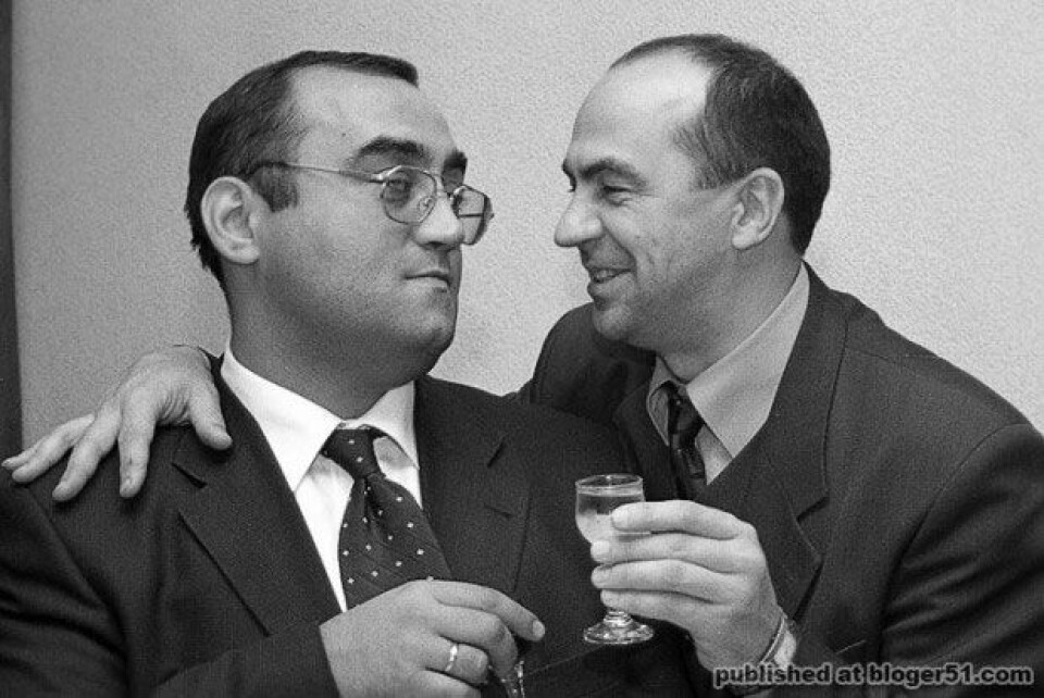 Renat Karchaa together with Aleksandr Khmel, member of the Murmansk regional Duma, in the early 2000s. Photo: Blogger51