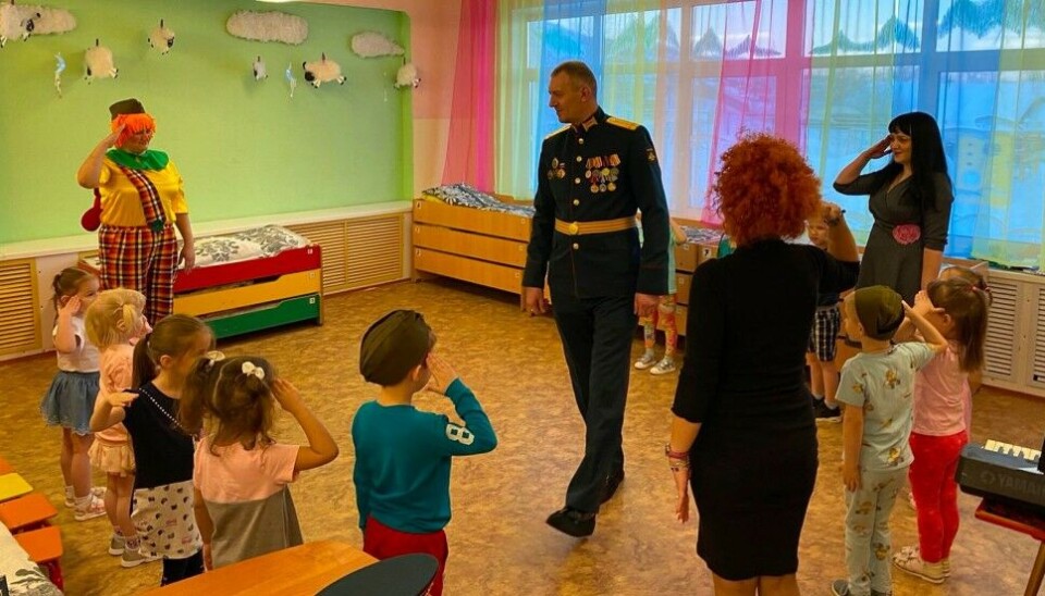 Soldier pays visit to kindergarten No 7 in Nikel. Photo: VK