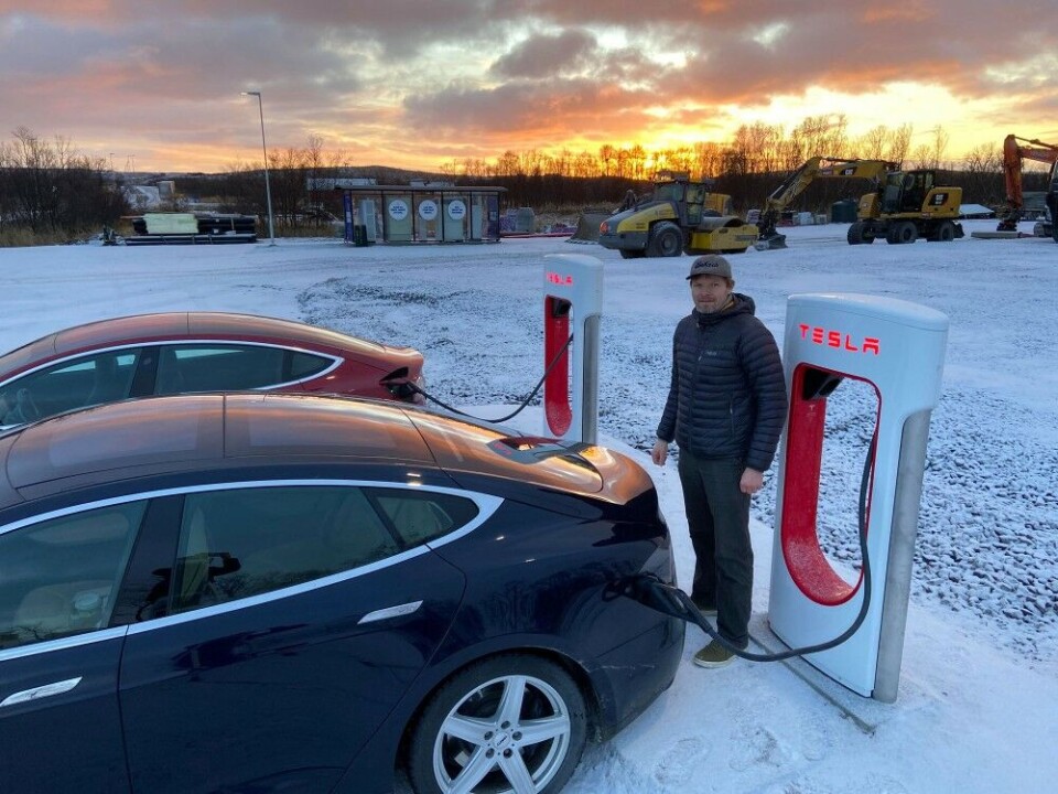 Tesla-owner Finn Helge Lunde at the new supercharger in Varangerbotn. Photo: Thomas Nilsen