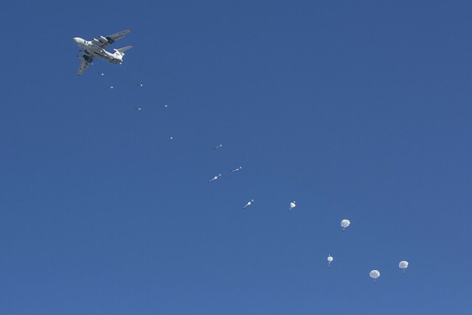 Russian paratroopers jumping from an Il-76 airplane. Photo: Mil.ru