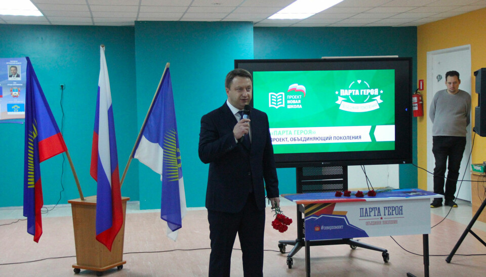 Deputy Mayor of Severomorsk Andrei Zakharov officially opened the “Hero Bench” devoted to Andrei Paliy. Photo: Severomorsk on VK