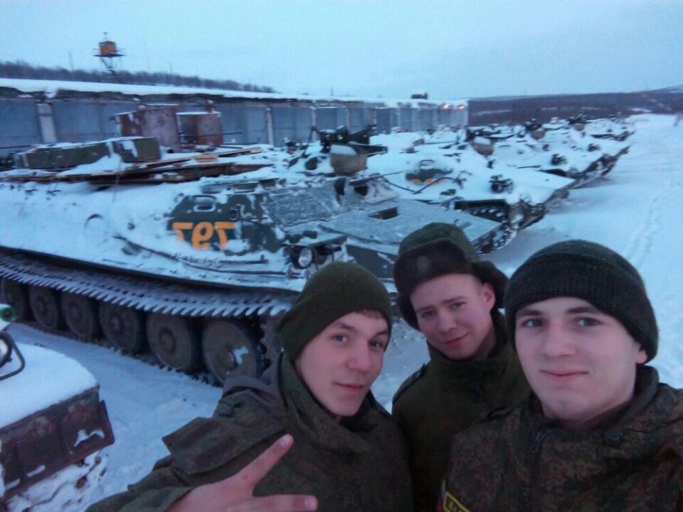 Three soldiers from the brigade at 19 km in Pechenga took a selfie way more sensitive than they ever could imagine. Screenshot from sled-vzayt.livejournal.com