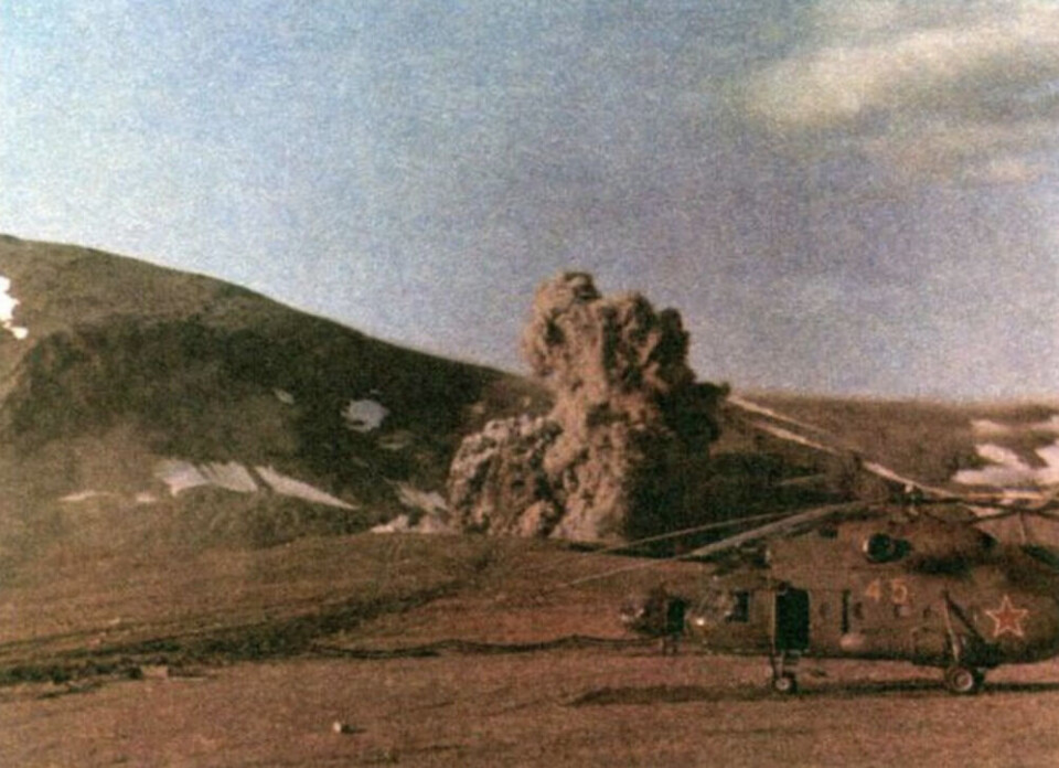 Облако пыли высотой несколько десятков метров из штольни в горах Моисеева.