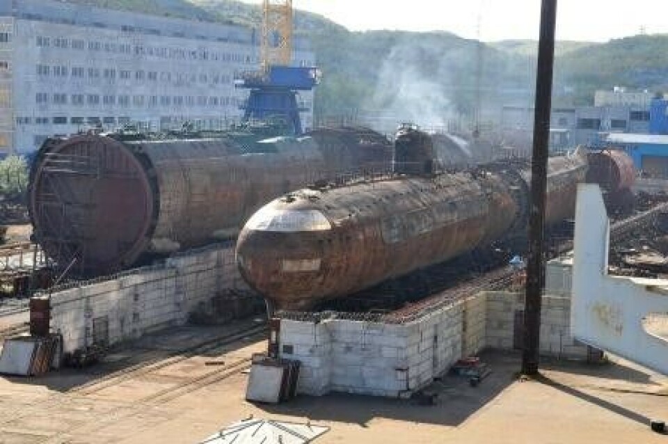 K-3, 'Leninsky Komsomol' (to the right) in drydock at the shipyard where the reactor compartment was cut out. Photo: Zvezdockha, Nerpa filial