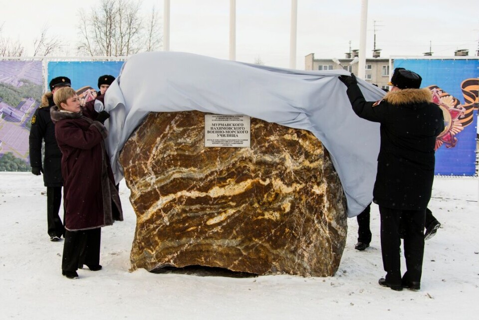 Governor Kovtun and Northern Fleet Commander Yevmenov unveil planchet. Photo: gov-murman.ru